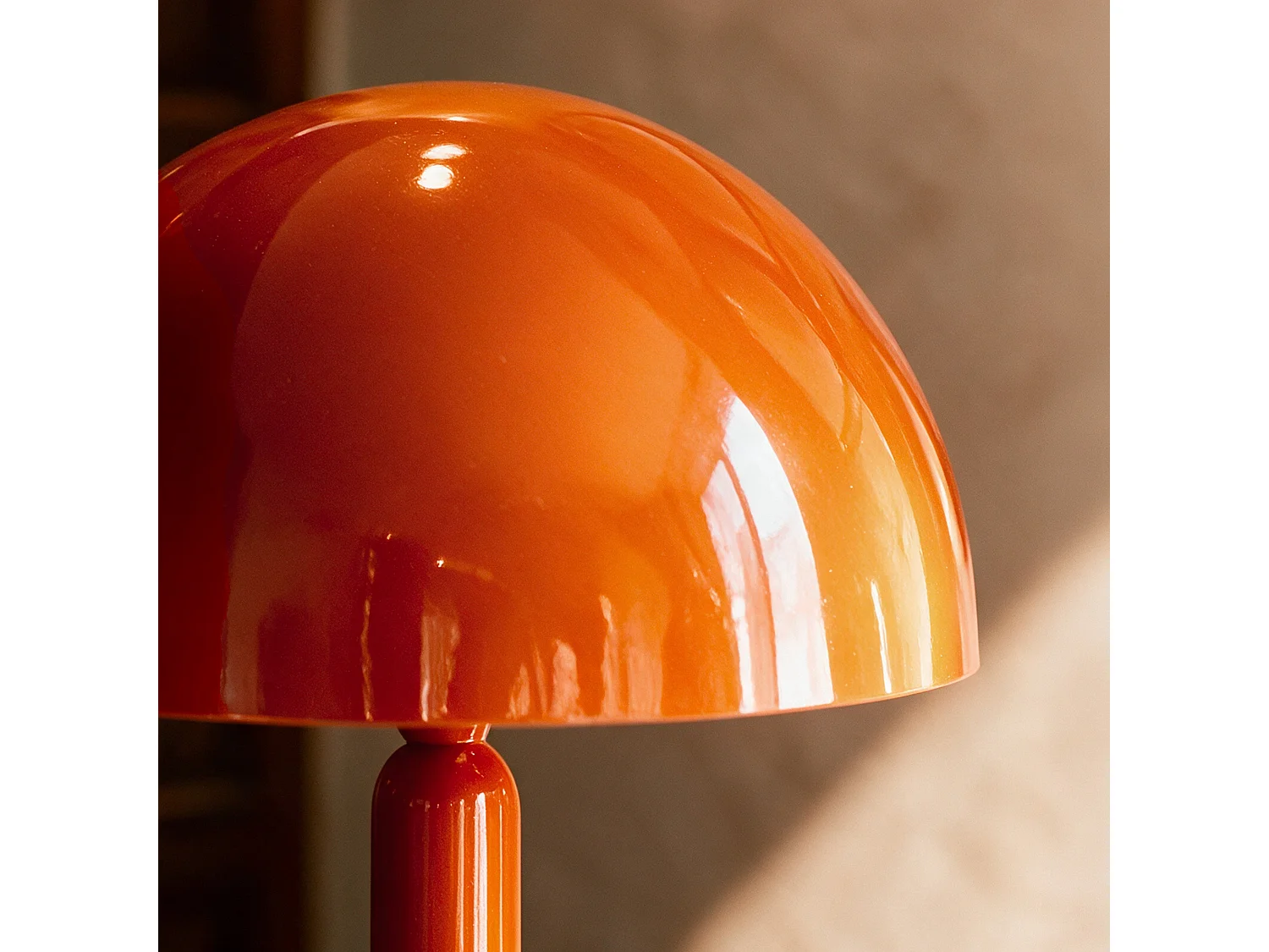 Lámpara de pie de madera y metal naranja - Romy