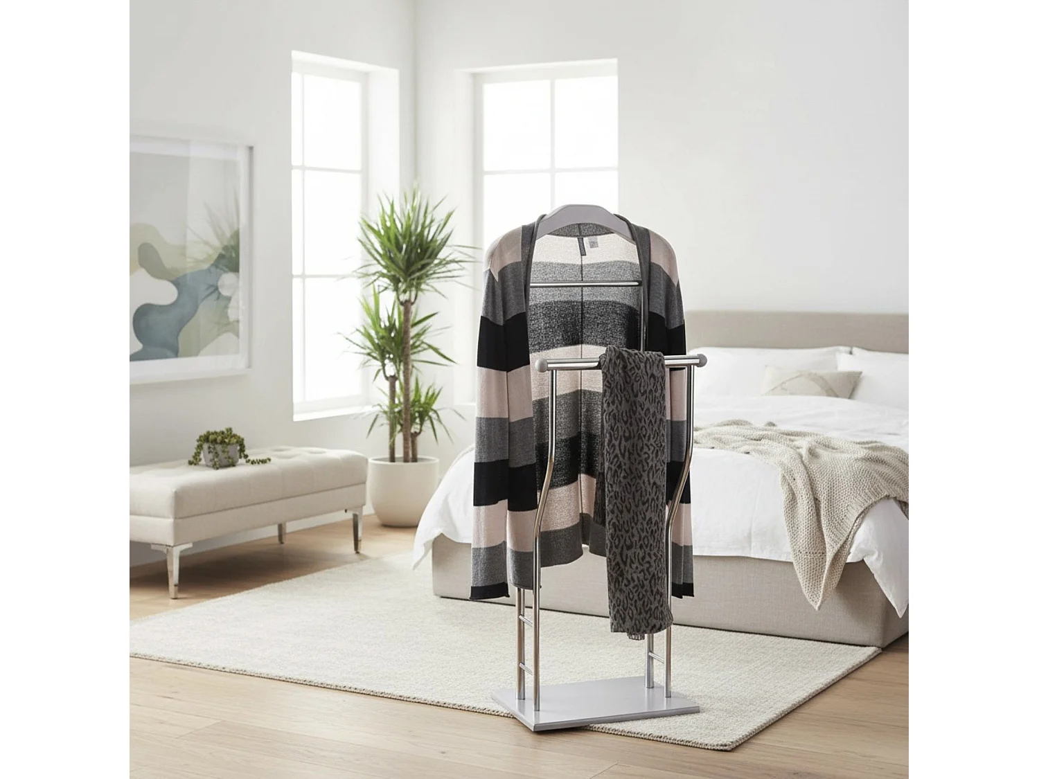 Valet de nuit en métal chromé avec cintre integré - Longueur 40 x Profondeur 30 x Hauteur 110 cm