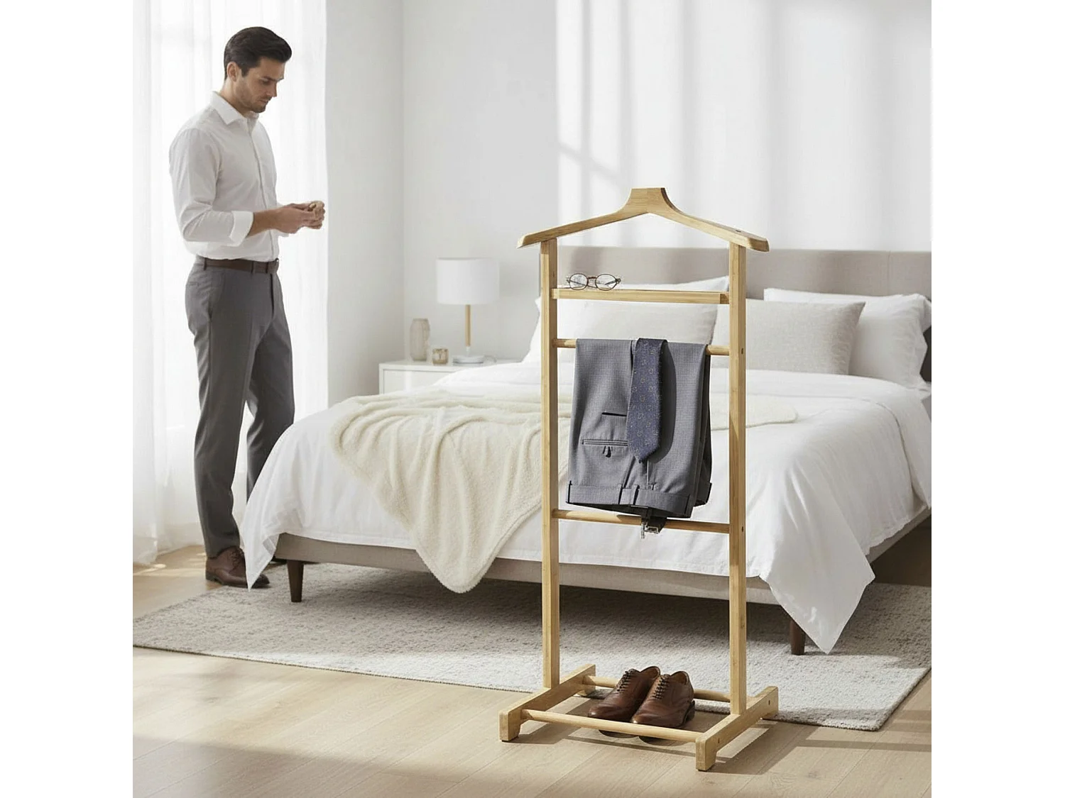 Valet de nuit valet de chambre en bambou massif coloris naturel – Longueur 48 x Profondeur 36 x Hauteur 97 cm