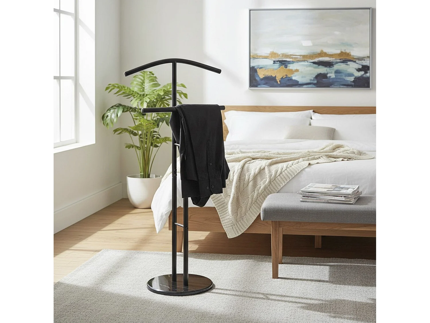 Valet de nuit en tube d'acier et socle rond effet marbre noir - Longueur 48 x Hauteur 105 x Profondeur 30 cm