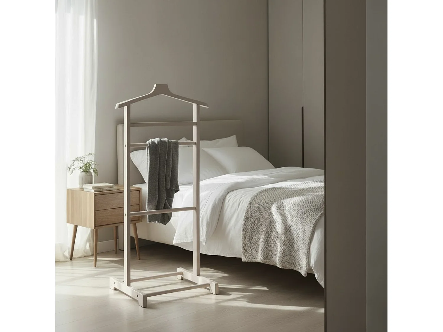 Valet de chambre Valet de nuit  en bambou massif coloris cachemire – Longueur 48 x Profondeur 36 x Hauteur 97 cm