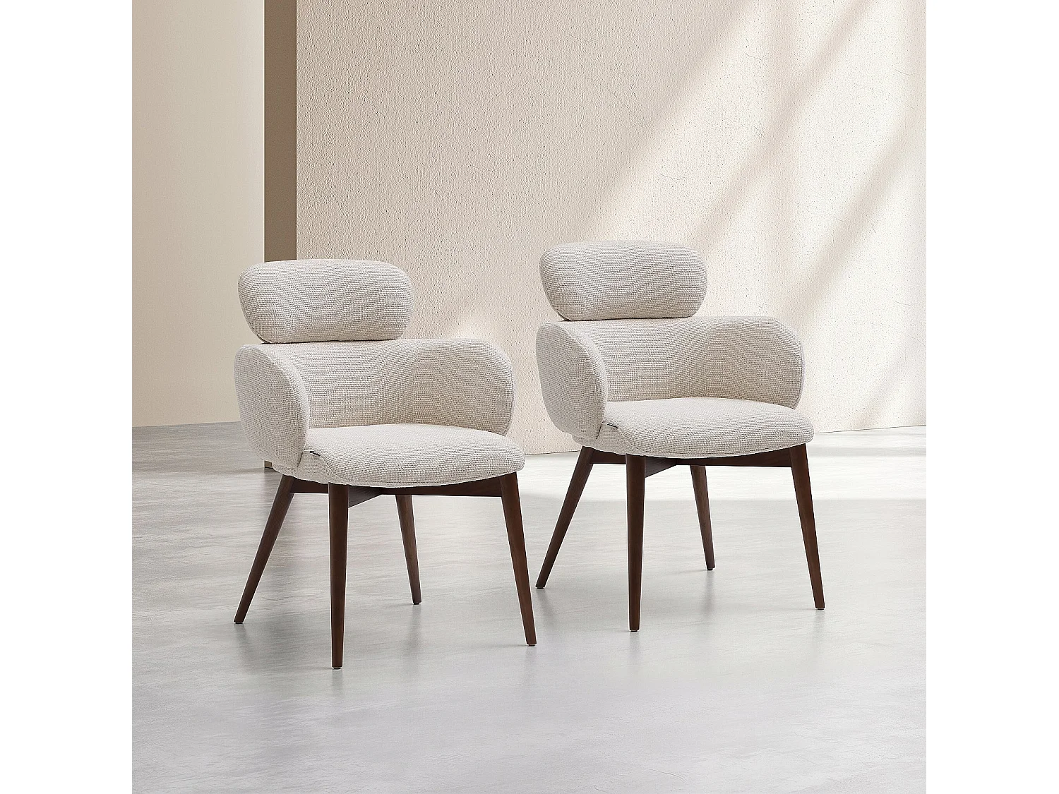 Habitat - Lot de 2 chaises en tissu et bois massif finition noyer avec accoudoirs - Beige - Flore