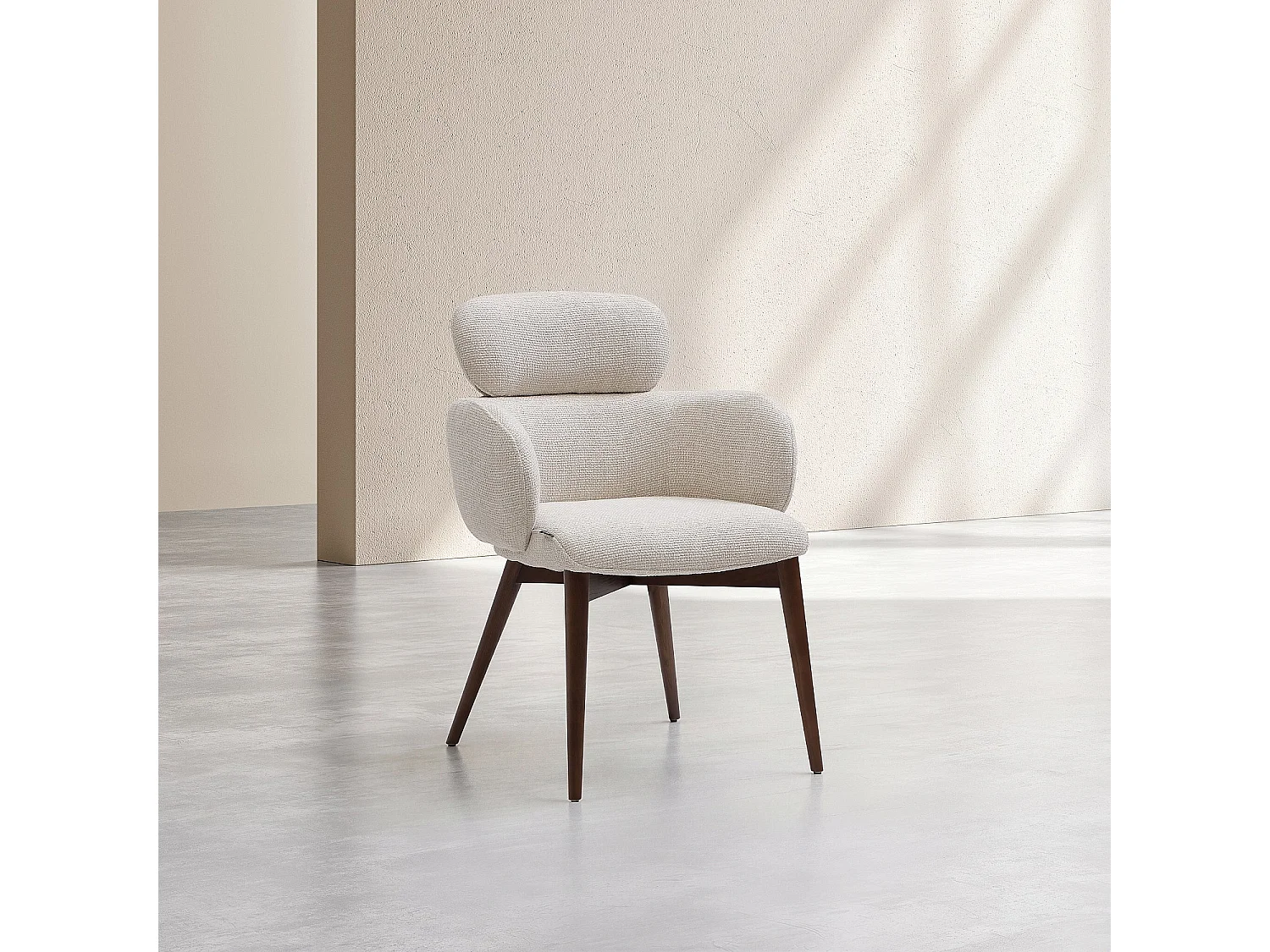 Habitat - Lot de 2 chaises en tissu et bois massif finition noyer avec accoudoirs - Beige - Flore
