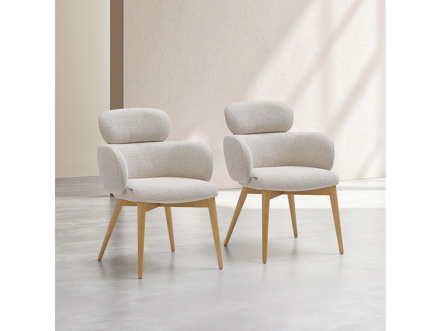 Habitat - Lot de 2 chaises en tissu et bois massif finition chêne avec accoudoirs - Beige - Flore