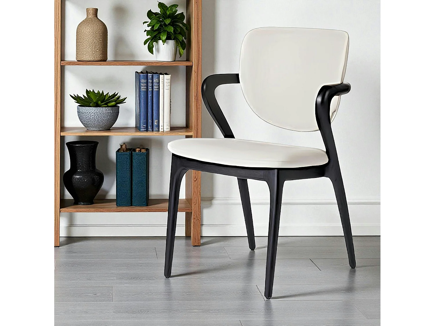 Chaise en cuir gris clair, accoudoirs bois noir ALDER