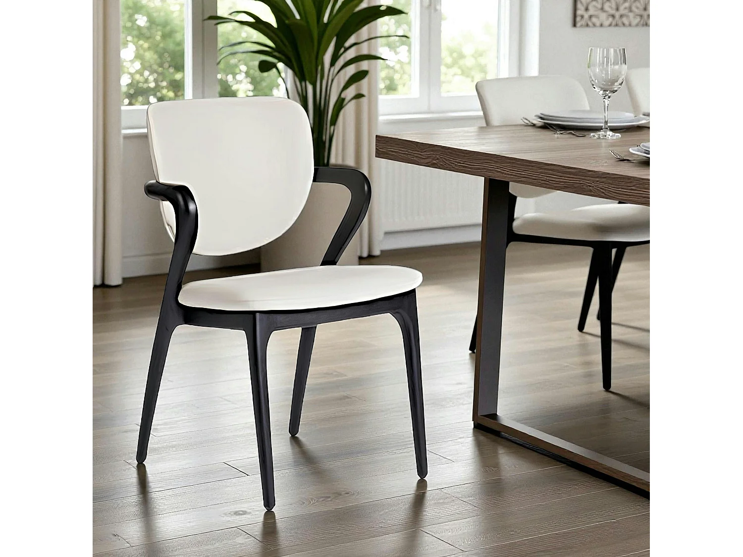 Chaise en cuir gris clair, accoudoirs bois noir ALDER