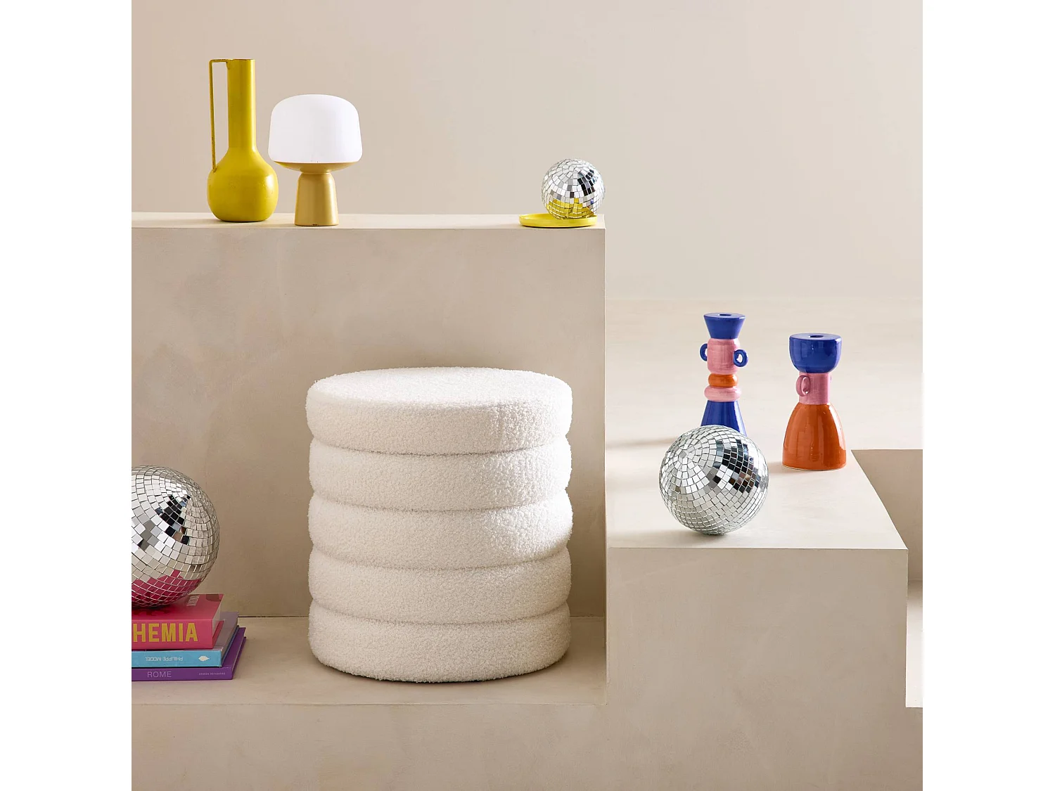 Tabouret en bouclettes blanches avec coffre de rangement intégré