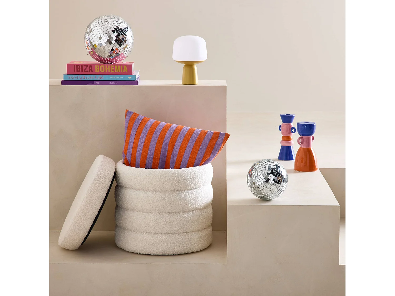 Tabouret en bouclettes blanches avec coffre de rangement intégré