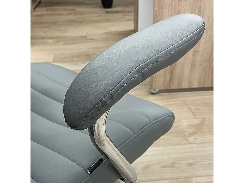 Fauteuil de bureau pivotant simili gris clair détails chromés – MORGANE