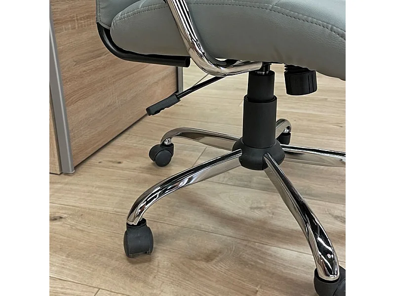 Fauteuil de bureau pivotant simili gris clair détails chromés – MORGANE