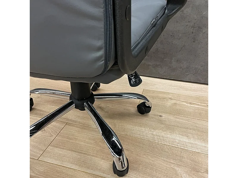 Fauteuil de bureau pivotant en simili gris et pieds chromés – WILLA