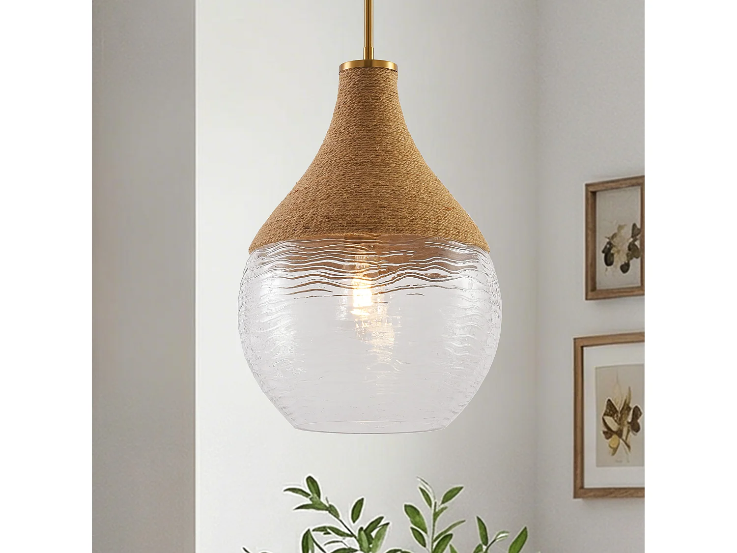 Parrot Uncle Lustre en verre texturé, alliant la texture de la corde naturelle au métal doré, dans un style bohème tendance