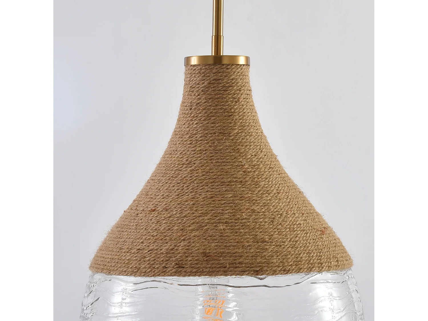Parrot Uncle Lustre en verre texturé, alliant la texture de la corde naturelle au métal doré, dans un style bohème tendance