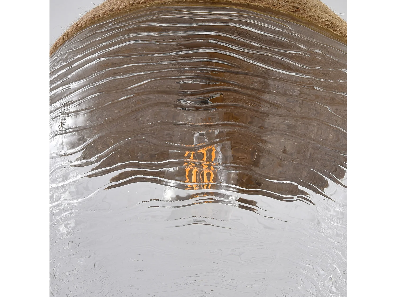 Parrot Uncle Lustre en verre texturé, alliant la texture de la corde naturelle au métal doré, dans un style bohème tendance