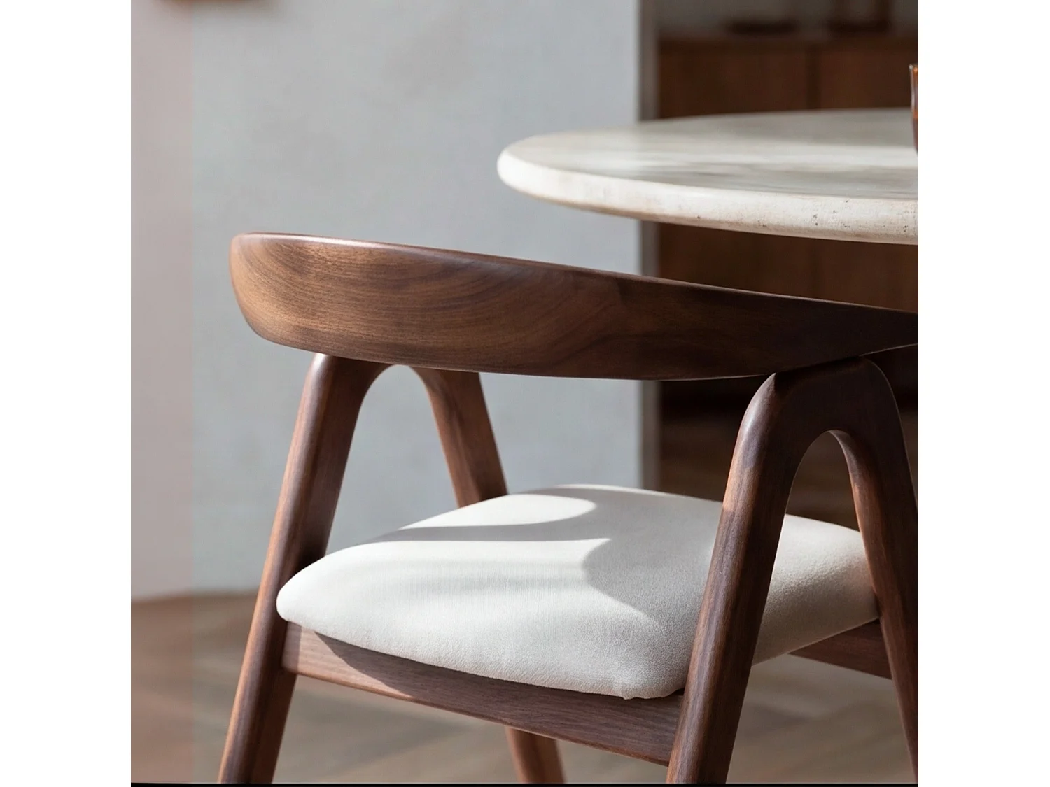 Silla de madera de caucho marrón y tela beige - Hawa