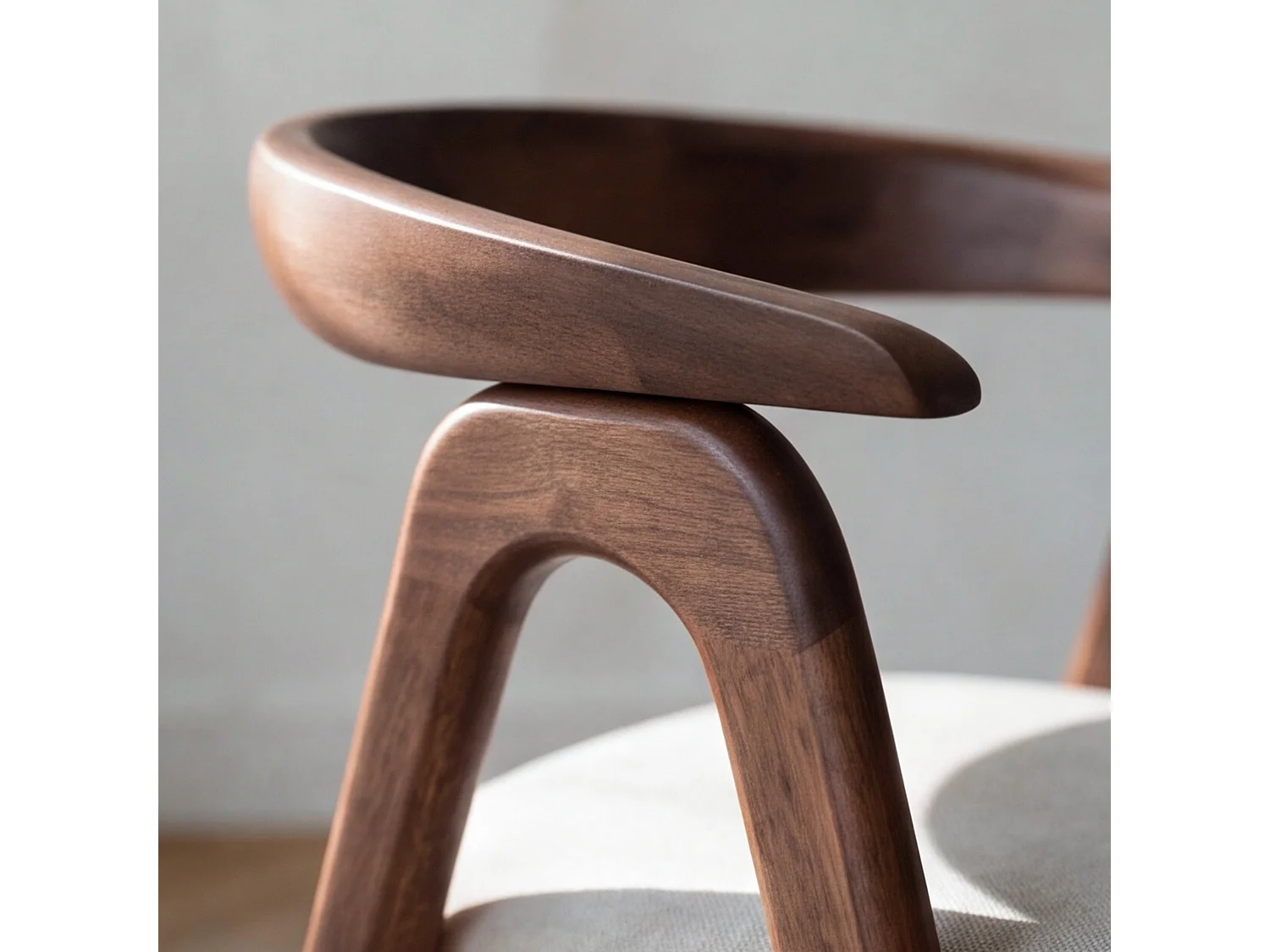 Silla de madera de caucho marrón y tela beige - Hawa