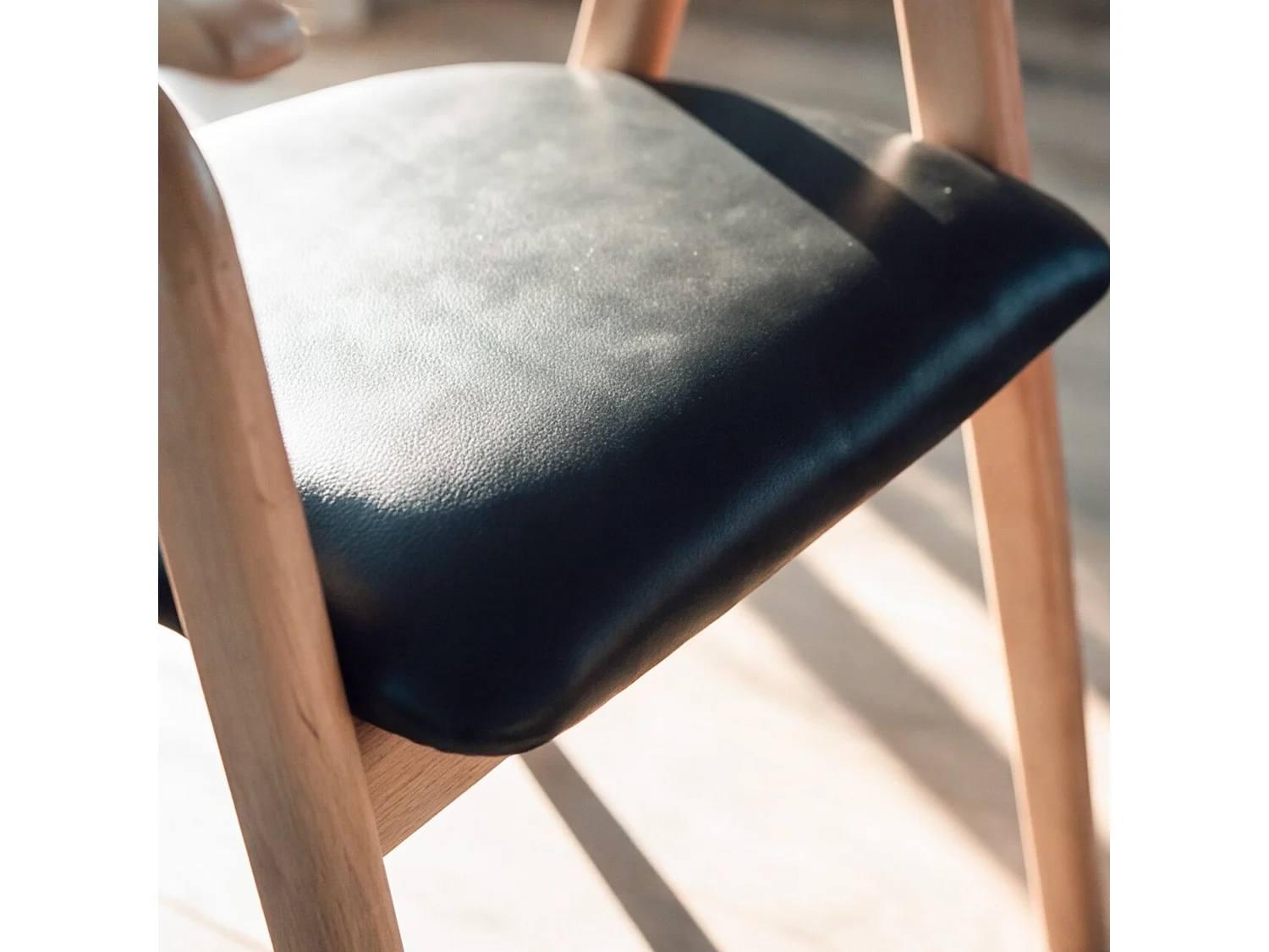 Silla de madera de caucho rubio y cuero sintético negro - Hawa