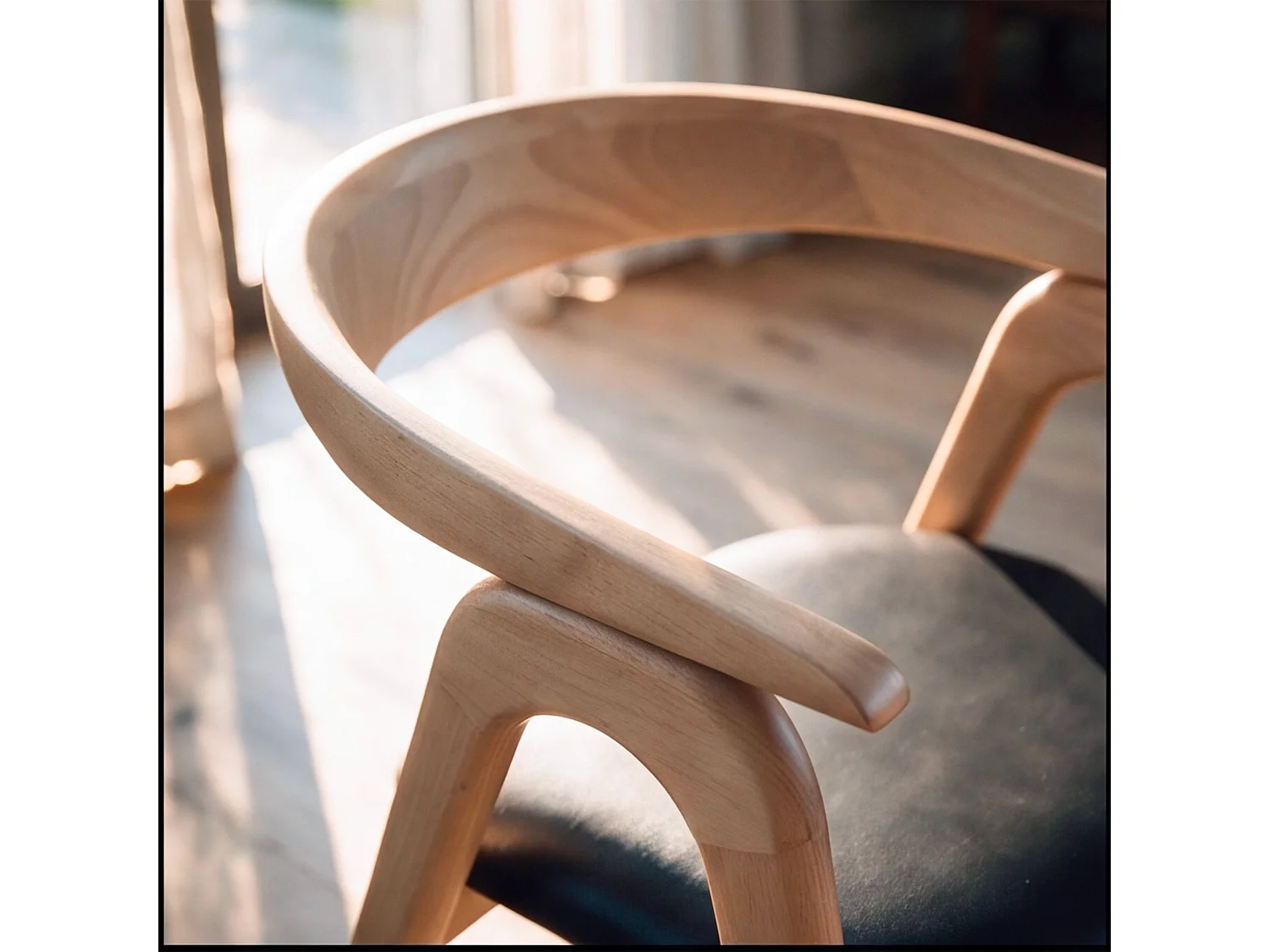 Silla de madera de caucho rubio y cuero sintético negro - Hawa