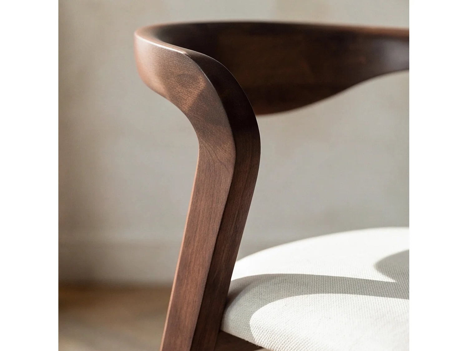 Silla de madera de caucho marrón y tela beige - Vega