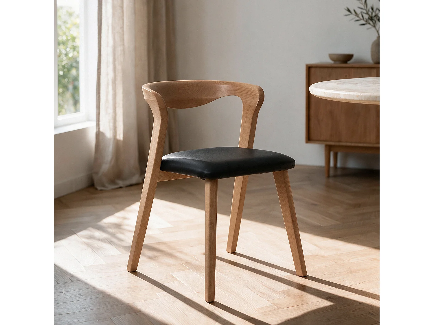 Silla de madera de caucho rubio y cuero sintético negro - Vega