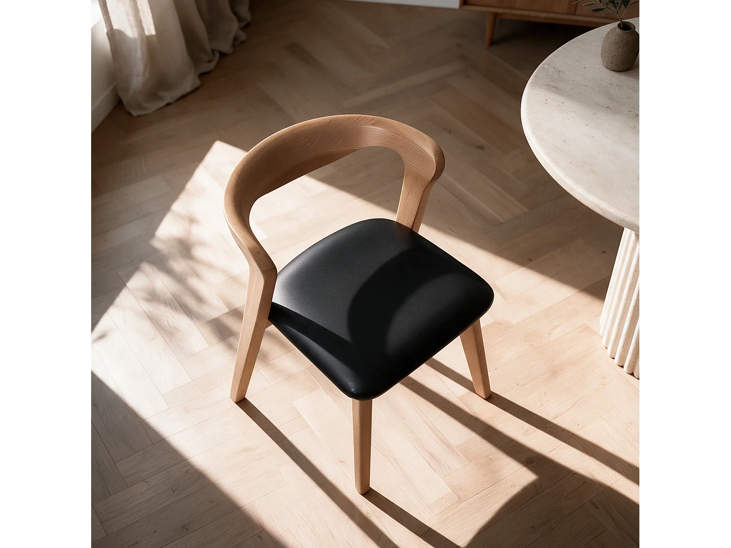 Silla de madera de caucho rubio y cuero sintético negro - Vega