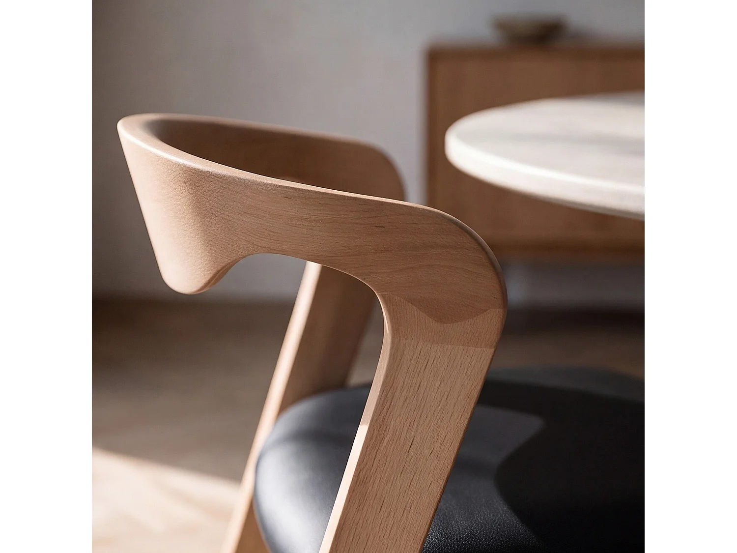 Silla de madera de caucho rubio y cuero sintético negro - Vega