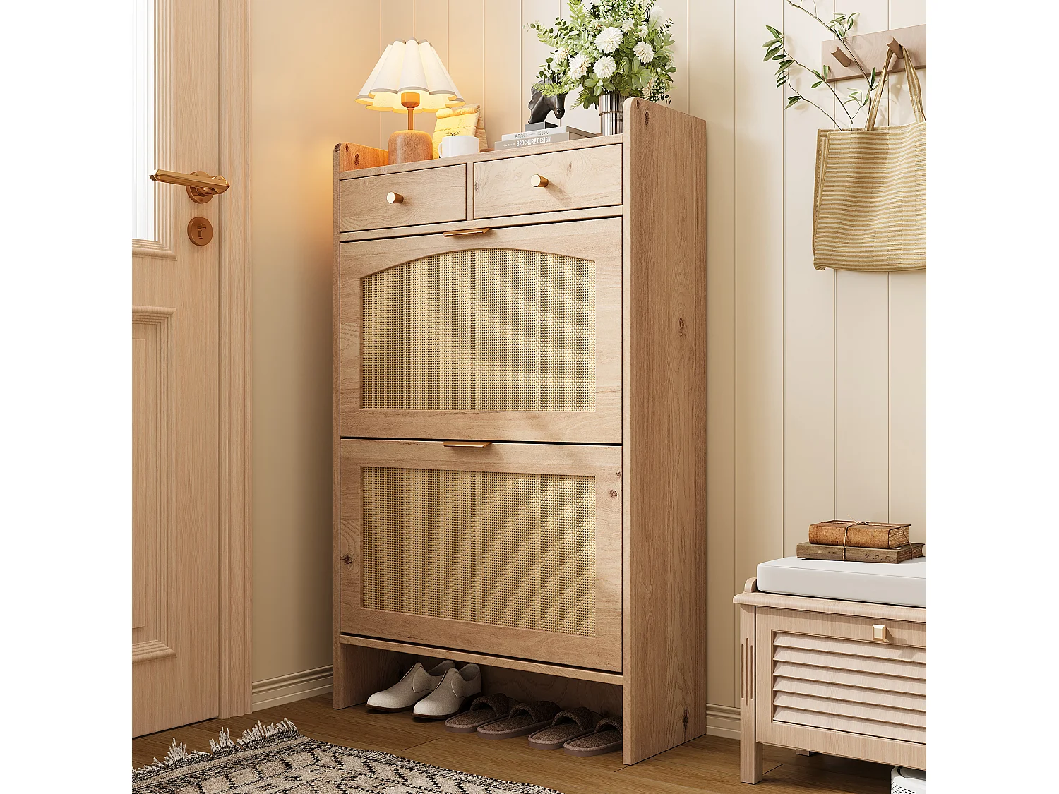 Schuhschrank aus Rattan mit 2 Klapptüren und 2 Schubladen – Spanplatte – 65 x 25 x 106 cm – Naturholz