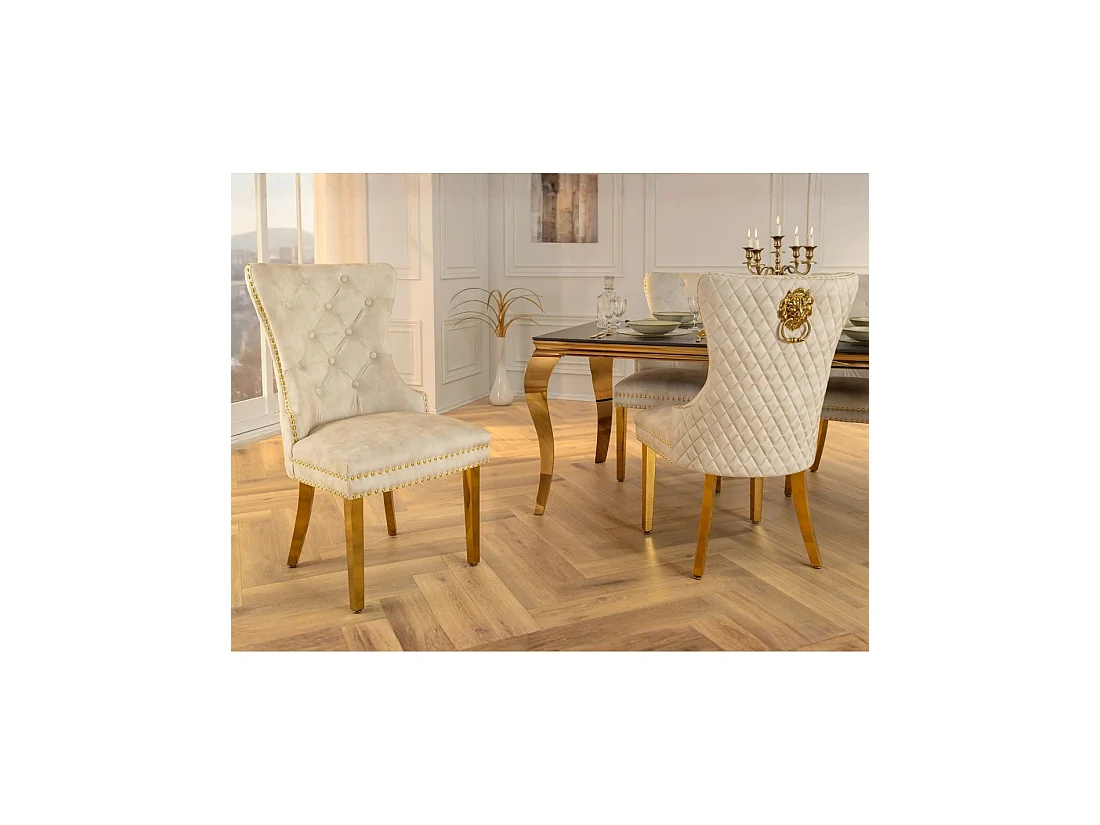 Lot de 2 chaises Chesterfield REGINA beige en velours capitonné – Dos matelassé, tête de lion et pieds dorés