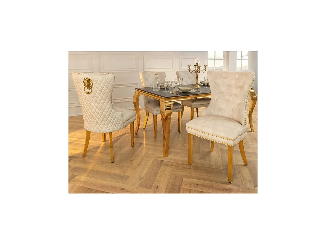 Lot de 2 chaises Chesterfield REGINA beige en velours capitonné – Dos matelassé, tête de lion et pieds dorés
