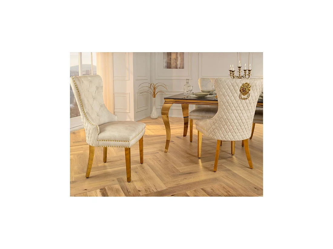 Lot de 2 chaises Chesterfield REGINA beige en velours capitonné – Dos matelassé, tête de lion et pieds dorés