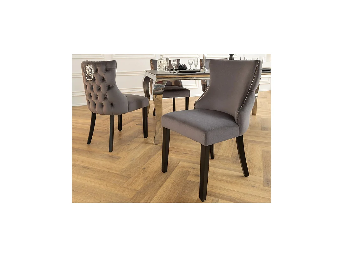 Lot de 2 chaises REGINA anthrazitgrau aus Samt – Mit gesteppter Rückenlehne, silbernem Löwenkopf und schwarzen Beinen