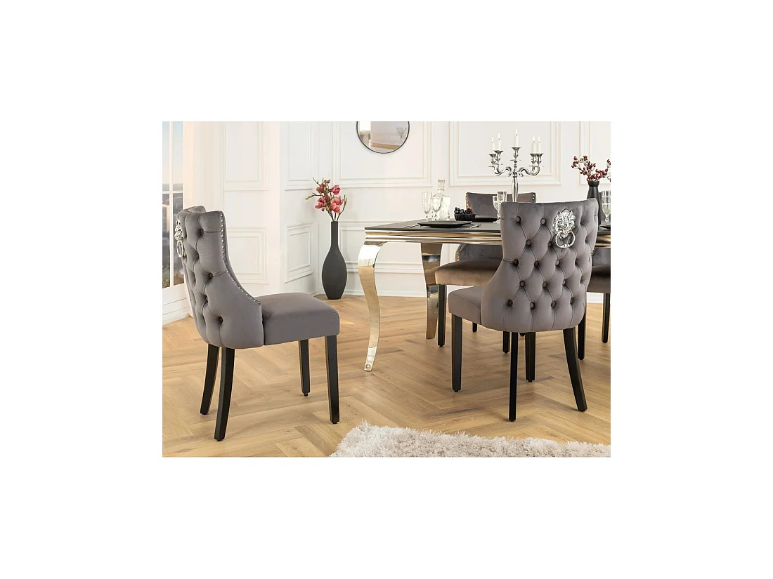 Lot de 2 chaises REGINA anthrazitgrau aus Samt – Mit gesteppter Rückenlehne, silbernem Löwenkopf und schwarzen Beinen