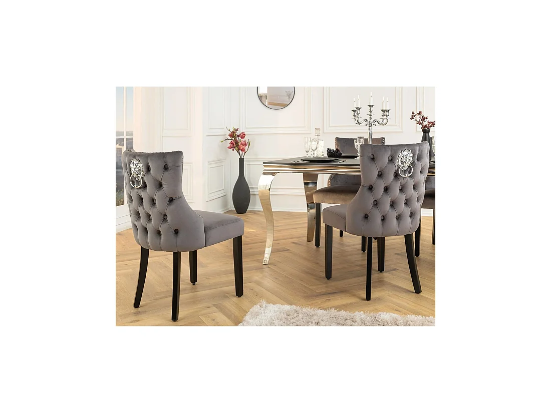 Lot de 2 chaises REGINA anthrazitgrau aus Samt – Mit gesteppter Rückenlehne, silbernem Löwenkopf und schwarzen Beinen
