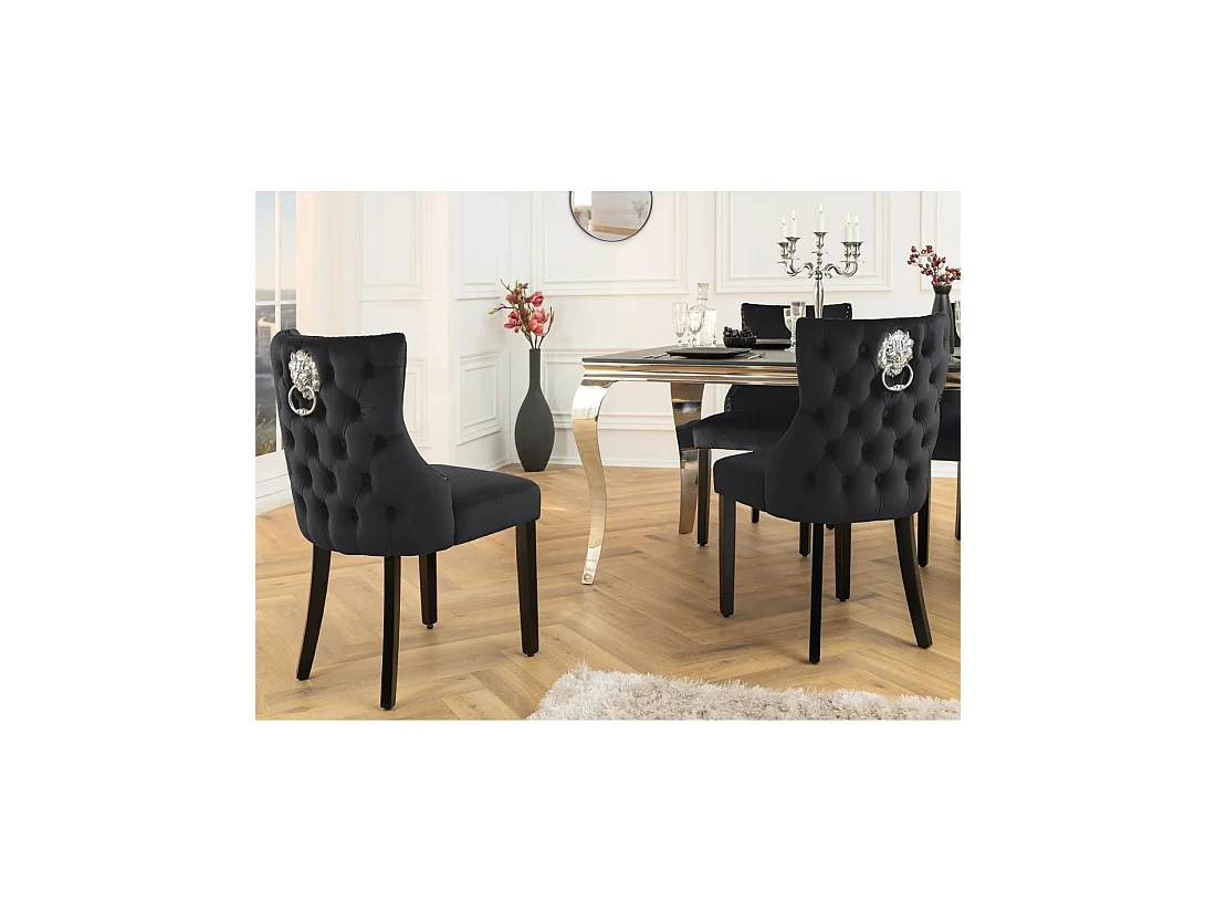 Set van 2 Chesterfield REGINA zwarte fluwelen stoelen - Gestoffeerde rug, zilveren leeuwenkop en poten van rubberhout