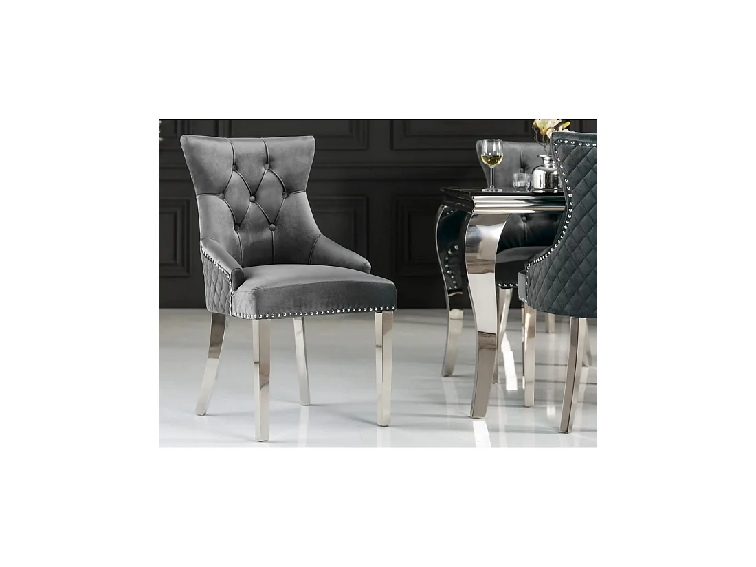 Lot de 2 chaises Chesterfield REGINA grises en velours matelassé – Tête de lion argentée, clous décoratifs et pieds en acier