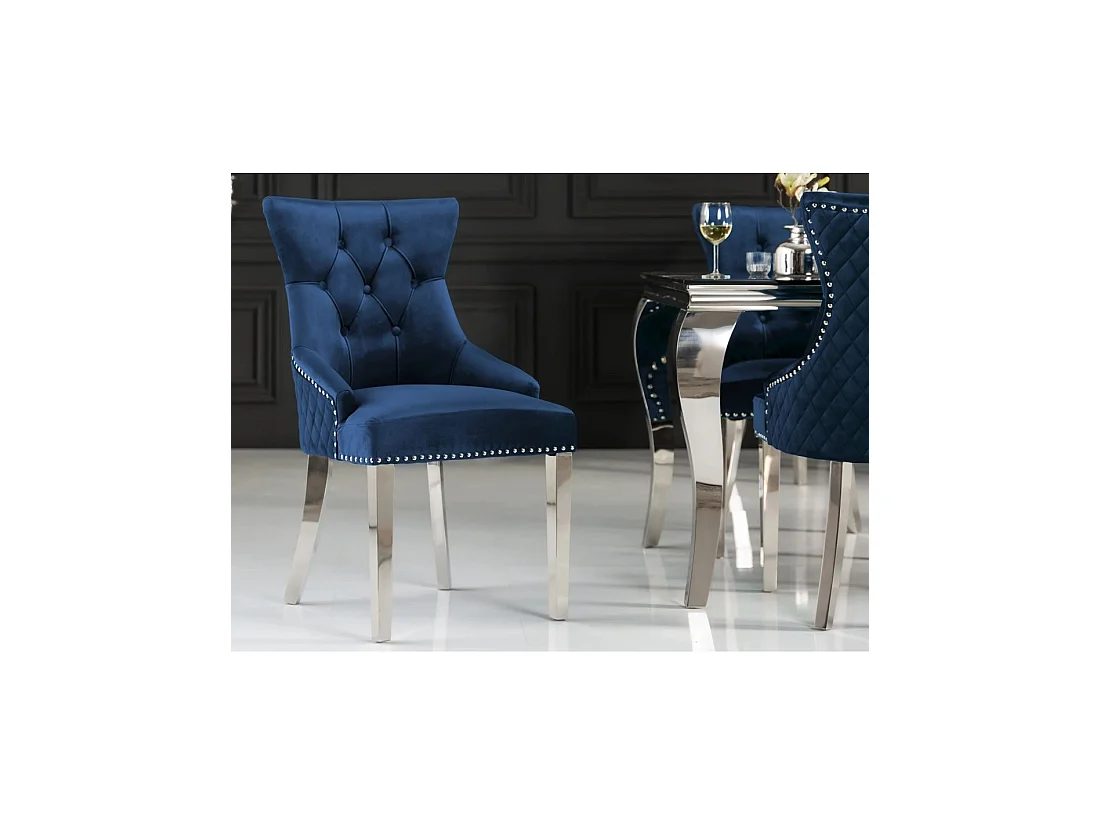 Lot de 2 chaises Chesterfield REGINA bleu nuit en velours matelassé – Dos losanges, tête de lion argentée et pieds acier