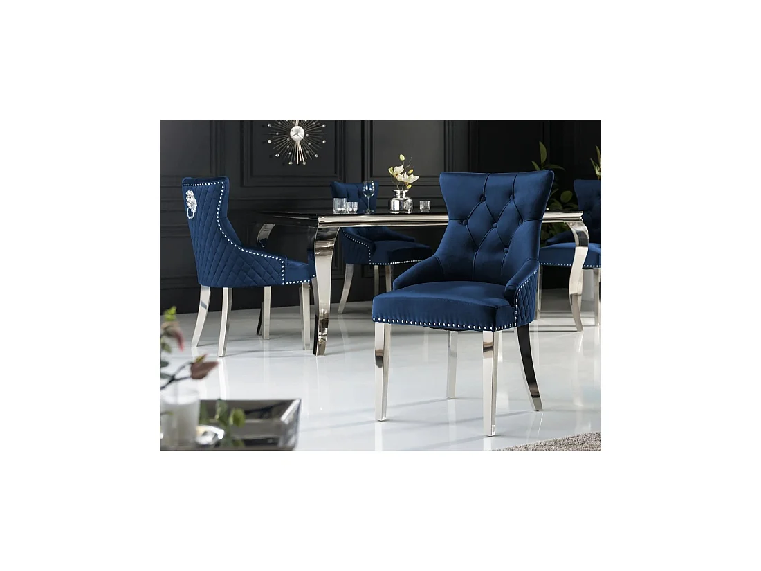 Lot de 2 chaises Chesterfield REGINA bleu nuit en velours matelassé – Dos losanges, tête de lion argentée et pieds acier