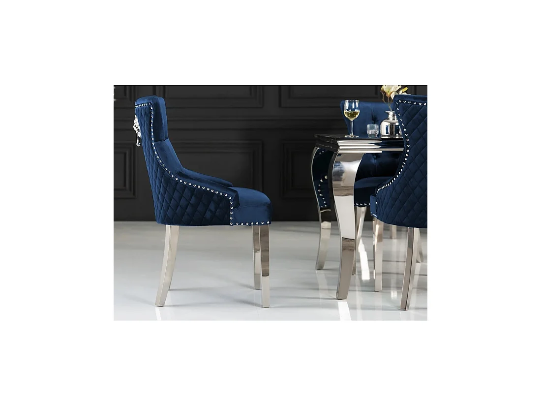 Lot de 2 chaises Chesterfield REGINA bleu nuit en velours matelassé – Dos losanges, tête de lion argentée et pieds acier