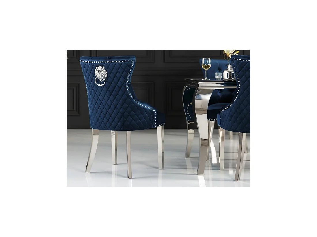 Lot de 2 chaises Chesterfield REGINA bleu nuit en velours matelassé – Dos losanges, tête de lion argentée et pieds acier