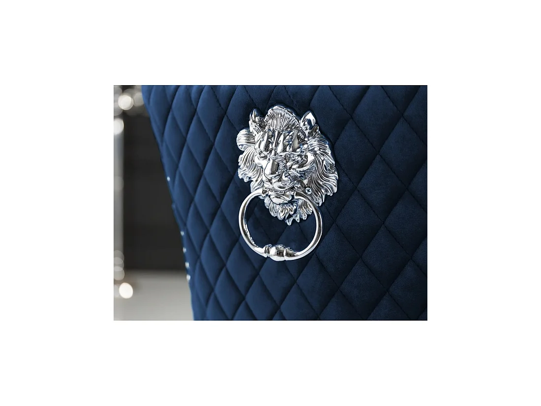 Lot de 2 chaises Chesterfield REGINA bleu nuit en velours matelassé – Dos losanges, tête de lion argentée et pieds acier