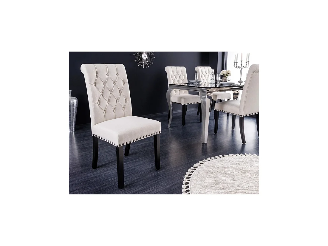 Set von 2 Chesterfield-Stühlen REGINA in beige samt mit Knopfheftung – Schwarze Nägel und dunkle Hevea-Holzbeine