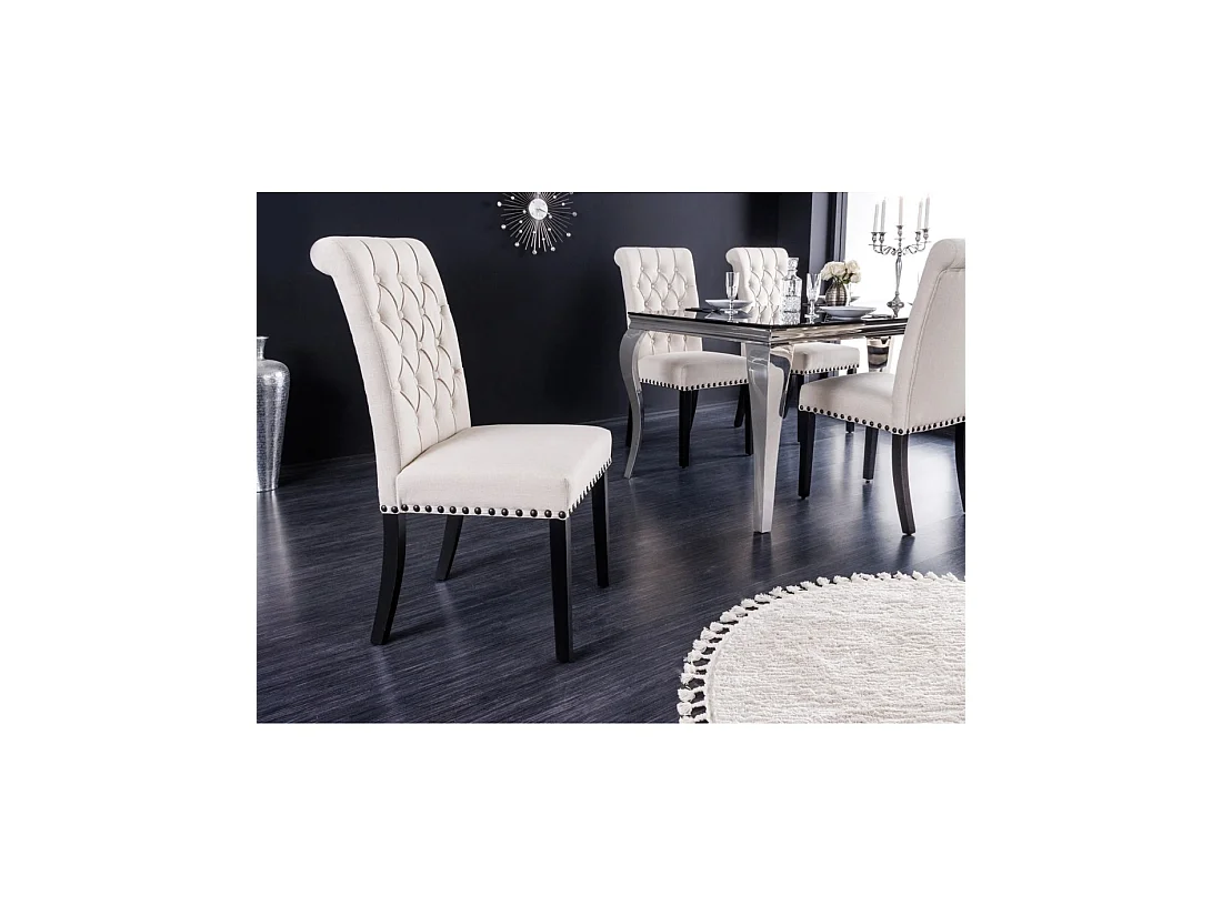 Set von 2 Chesterfield-Stühlen REGINA in beige samt mit Knopfheftung – Schwarze Nägel und dunkle Hevea-Holzbeine
