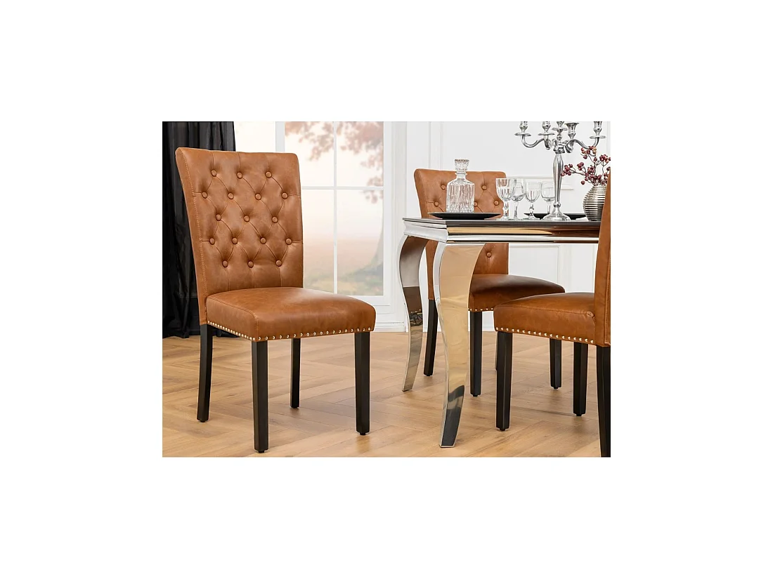 Set mit 2 Chesterfield-Stühlen REGINA in Karamell aus Kunstleder mit Knopfheftung – Silberne Nägel und schwarze Heveaholzbeine