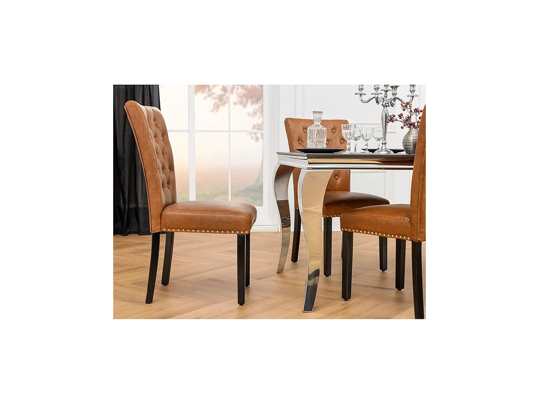 Set mit 2 Chesterfield-Stühlen REGINA in Karamell aus Kunstleder mit Knopfheftung – Silberne Nägel und schwarze Heveaholzbeine