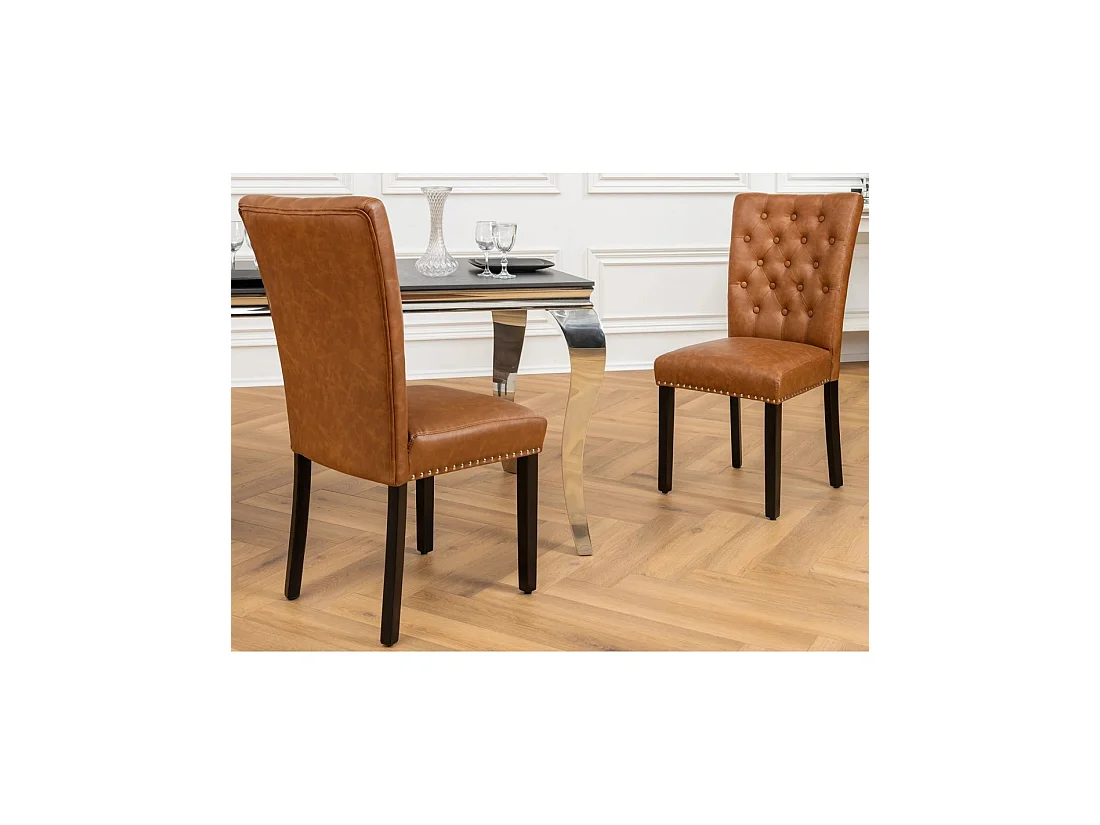 Set mit 2 Chesterfield-Stühlen REGINA in Karamell aus Kunstleder mit Knopfheftung – Silberne Nägel und schwarze Heveaholzbeine