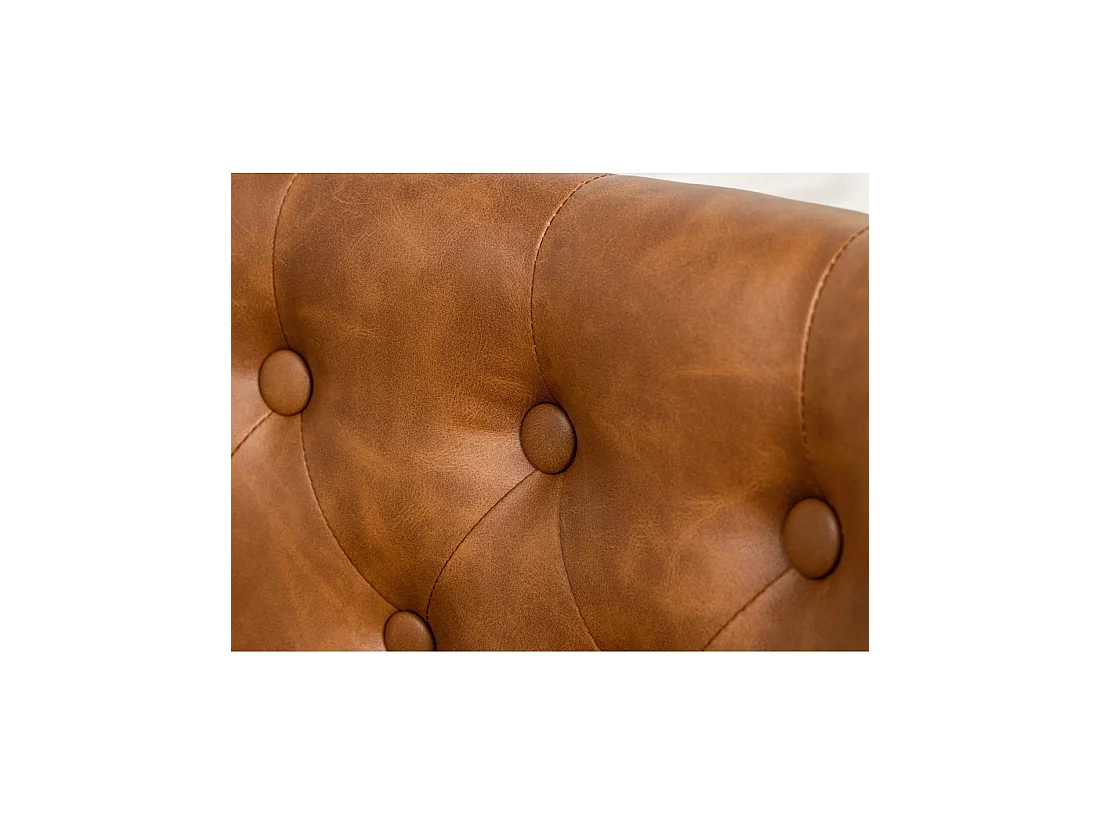 Set mit 2 Chesterfield-Stühlen REGINA in Karamell aus Kunstleder mit Knopfheftung – Silberne Nägel und schwarze Heveaholzbeine