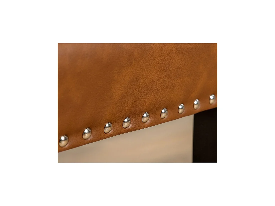 Set mit 2 Chesterfield-Stühlen REGINA in Karamell aus Kunstleder mit Knopfheftung – Silberne Nägel und schwarze Heveaholzbeine
