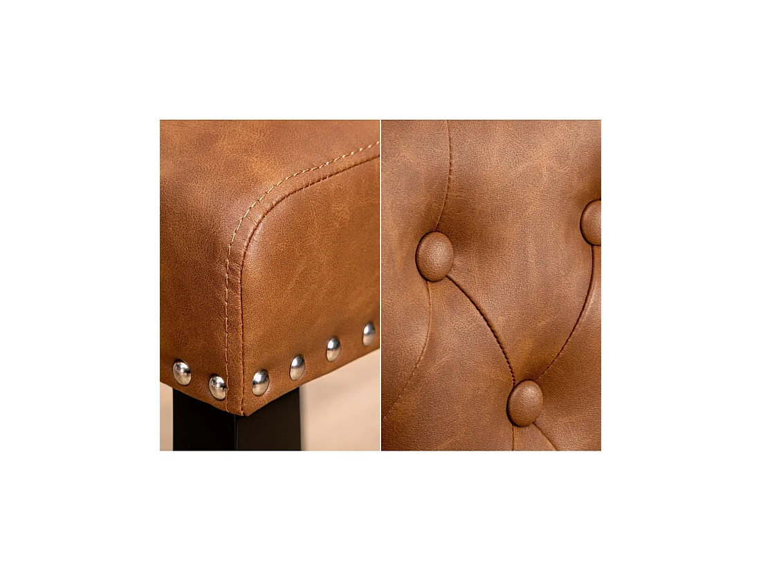 Set mit 2 Chesterfield-Stühlen REGINA in Karamell aus Kunstleder mit Knopfheftung – Silberne Nägel und schwarze Heveaholzbeine