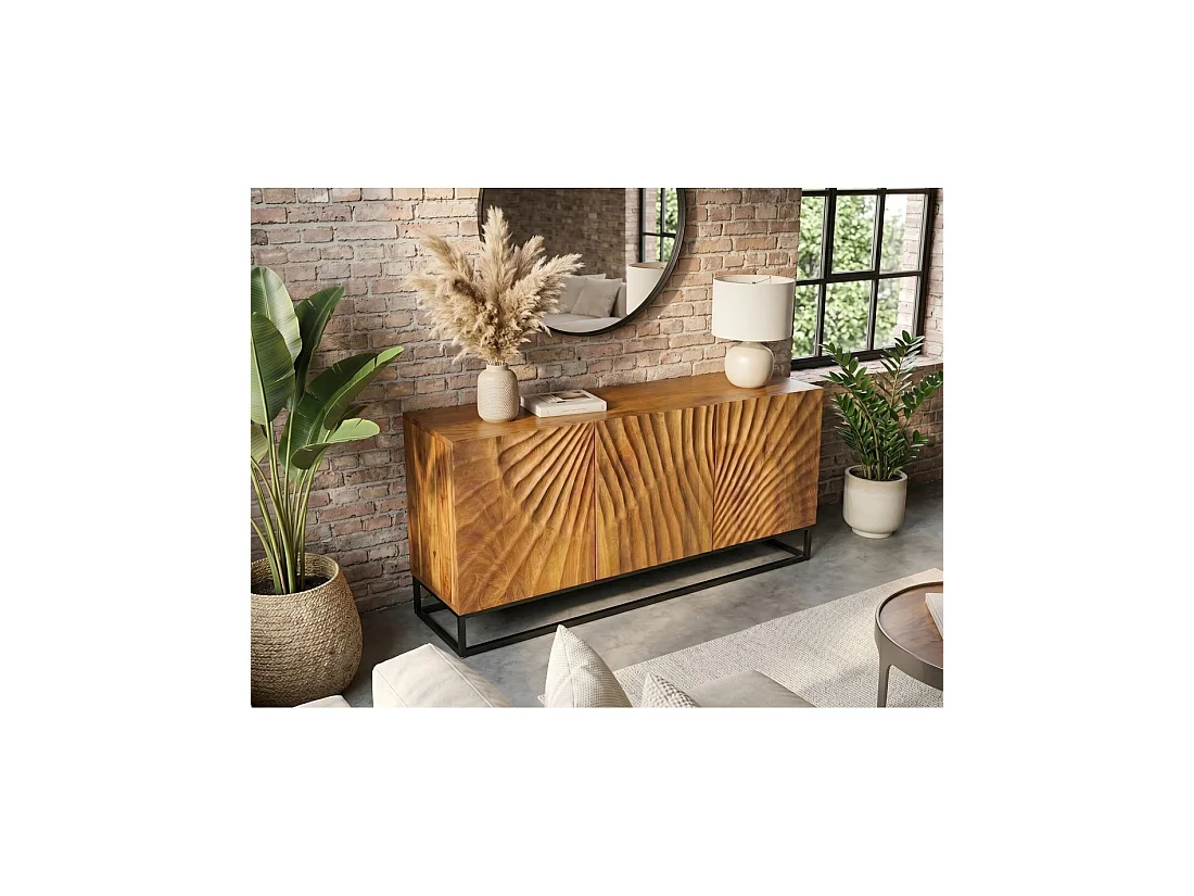 Buffet SILVA 140 cm in massief mangohout met gesneden details – 3 deuren en zwart metalen onderstel