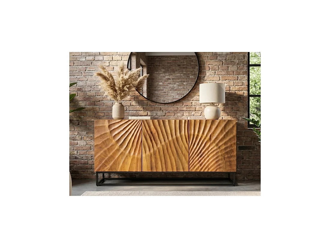 Buffet SILVA 140 cm in massief mangohout met gesneden details – 3 deuren en zwart metalen onderstel